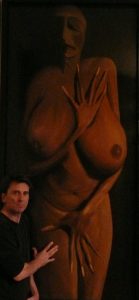 Peintre devant son tableau d'une femme aux gros seins .